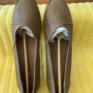 Womens Donald Pliner Bronze Metallic Flats Size 8.5